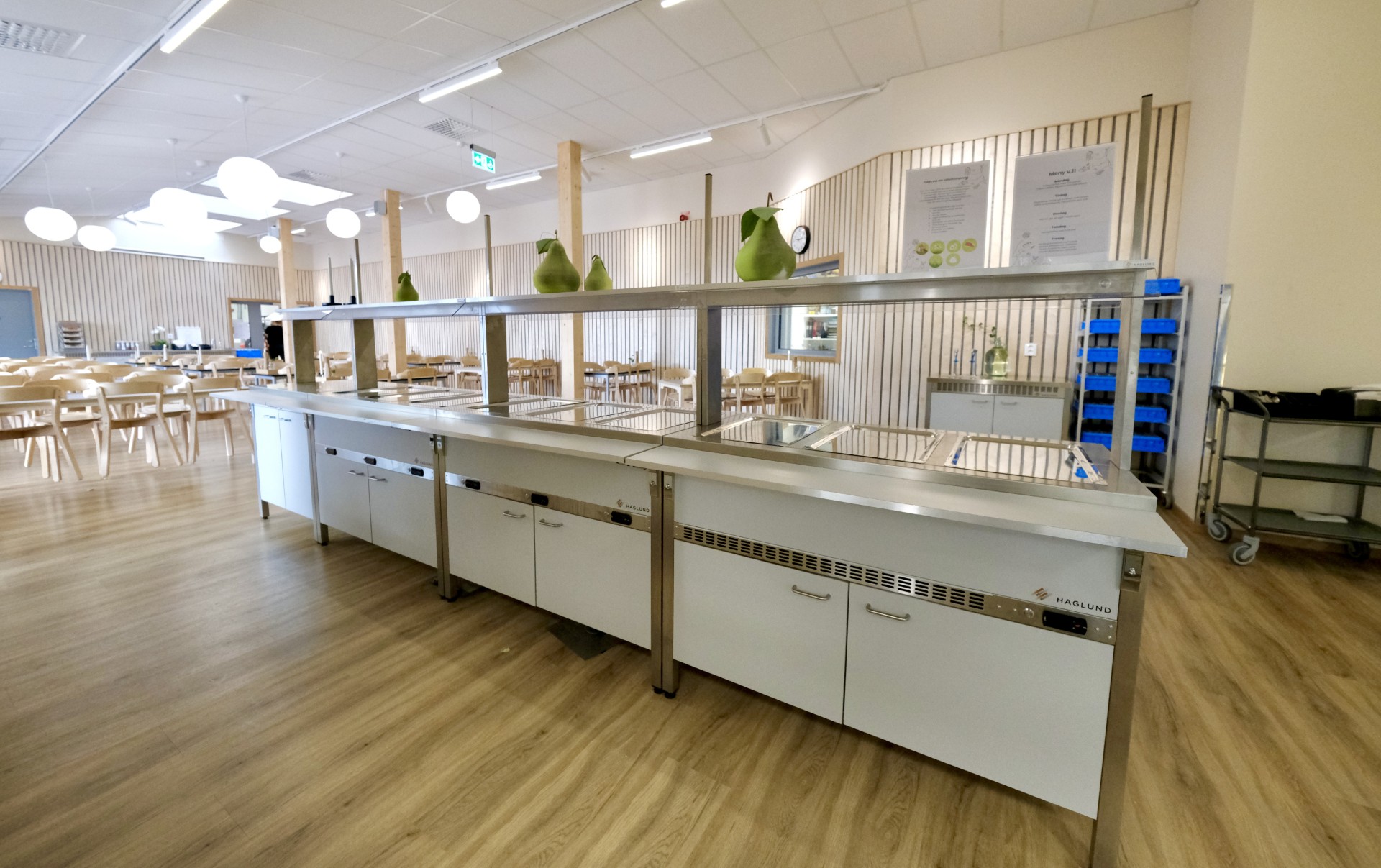 Matsalen på Vittra Kungshagen med buffévagn från Haglund Industri