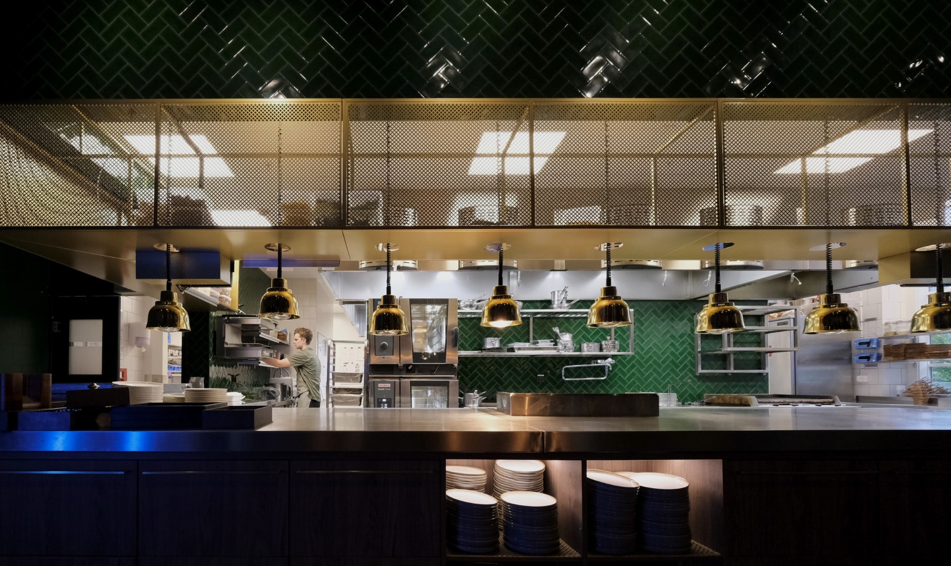 Restaurangkök med rostfri inredning