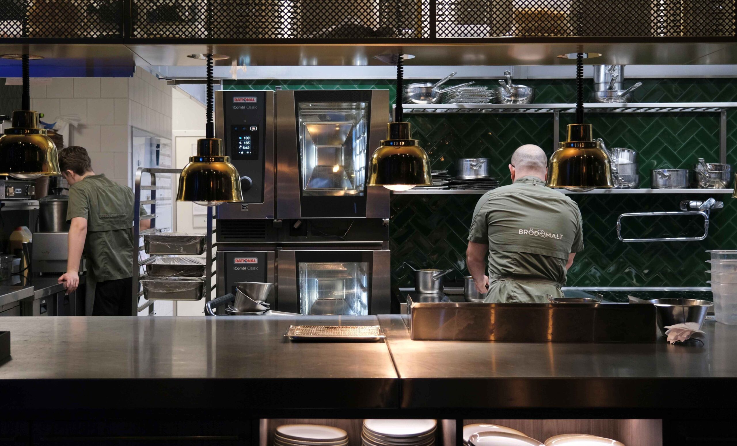 Restaurangkök med rostfri inredning