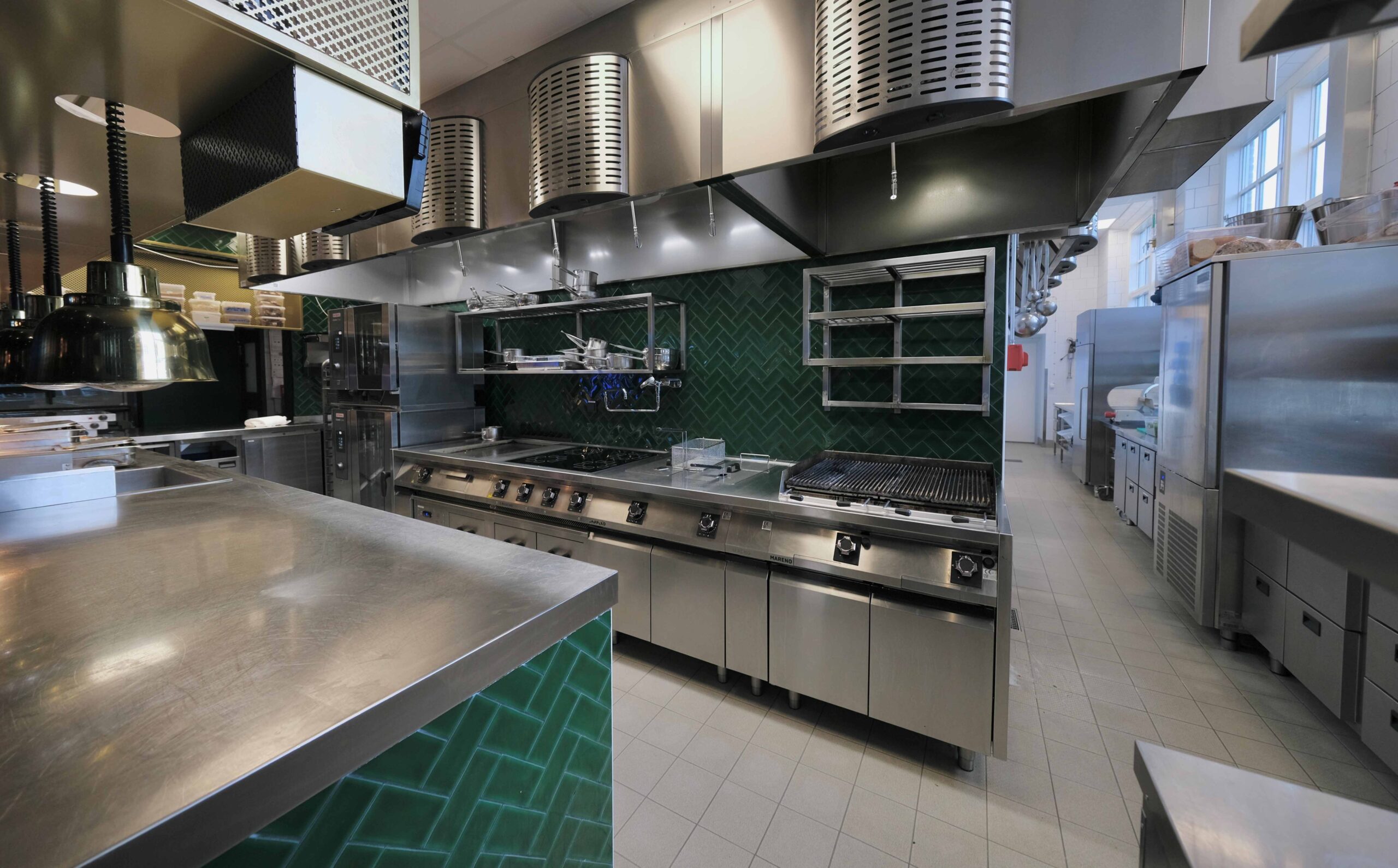 Restaurangkök med rostfri inredning