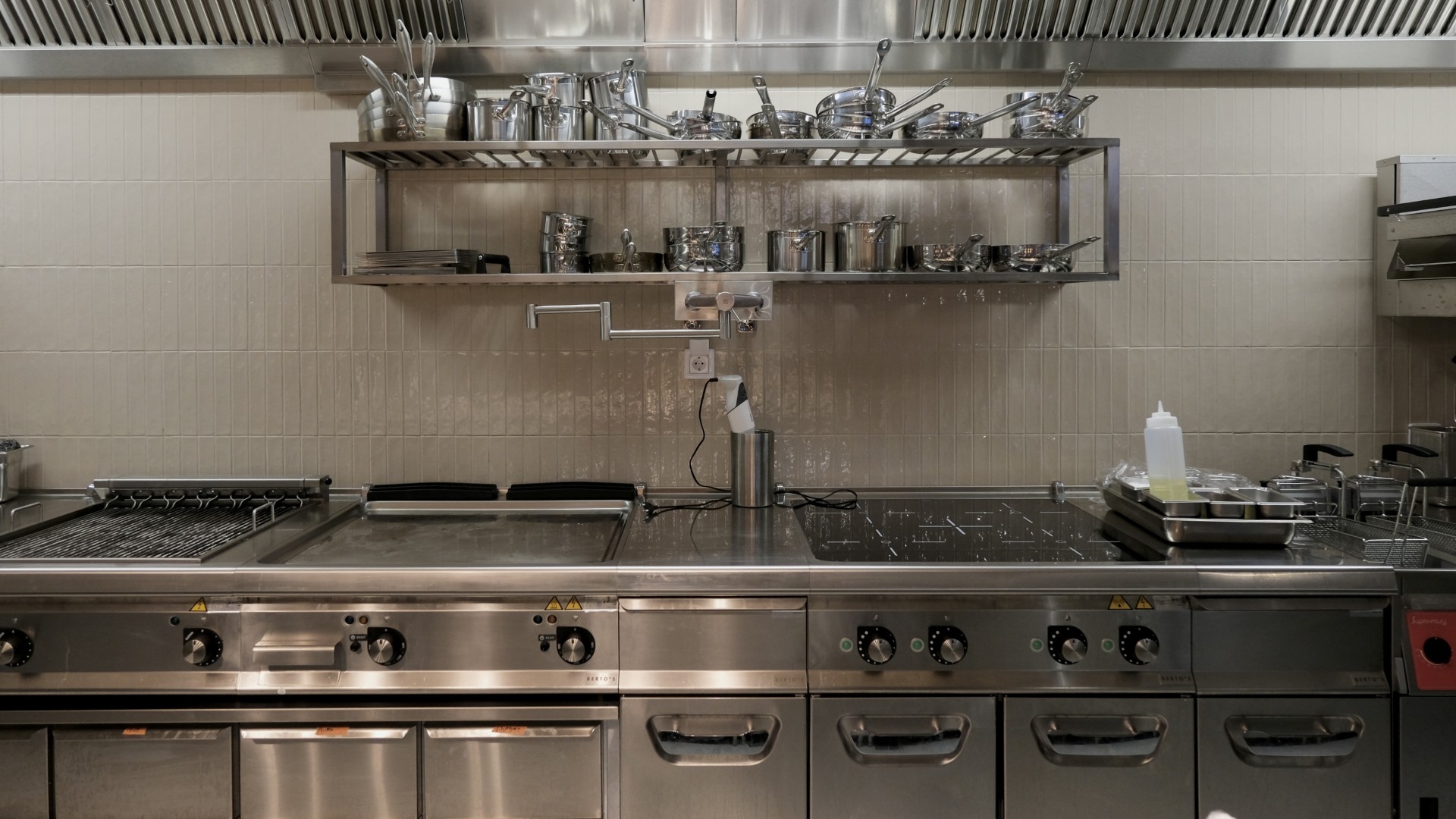 Professionellt rostfritt restaurangkök