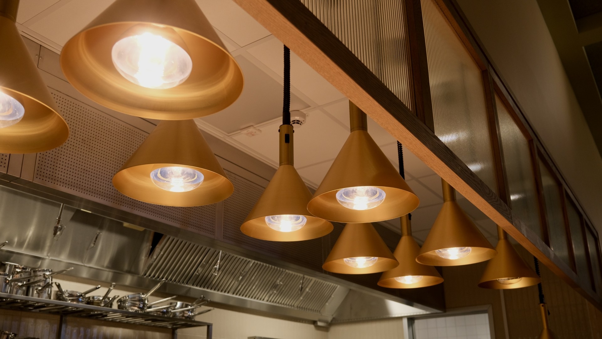 Rostfritt restaurangkök med Stayhot värmelampor