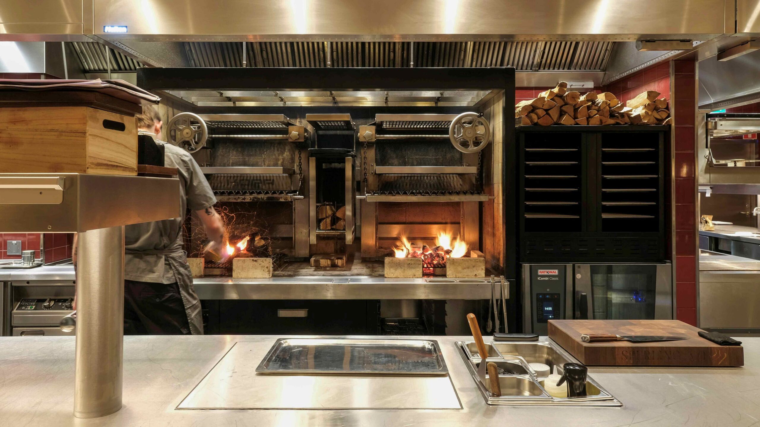 Restaurangkök hos Sperling & Co med kolgrill