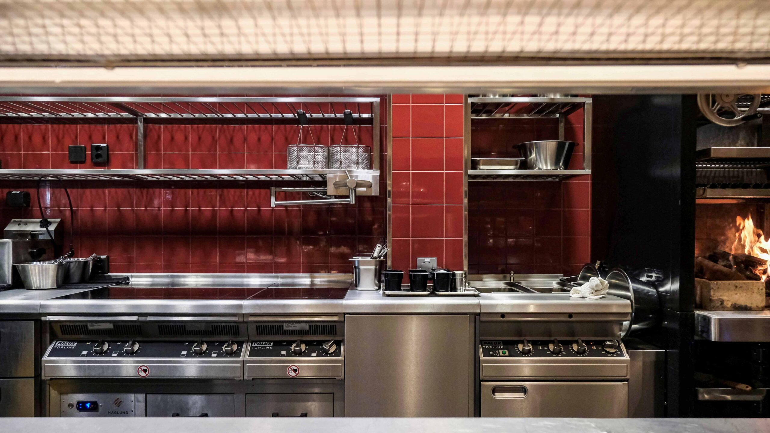 Restaurangkök hos Sperling & Co med kolgrill