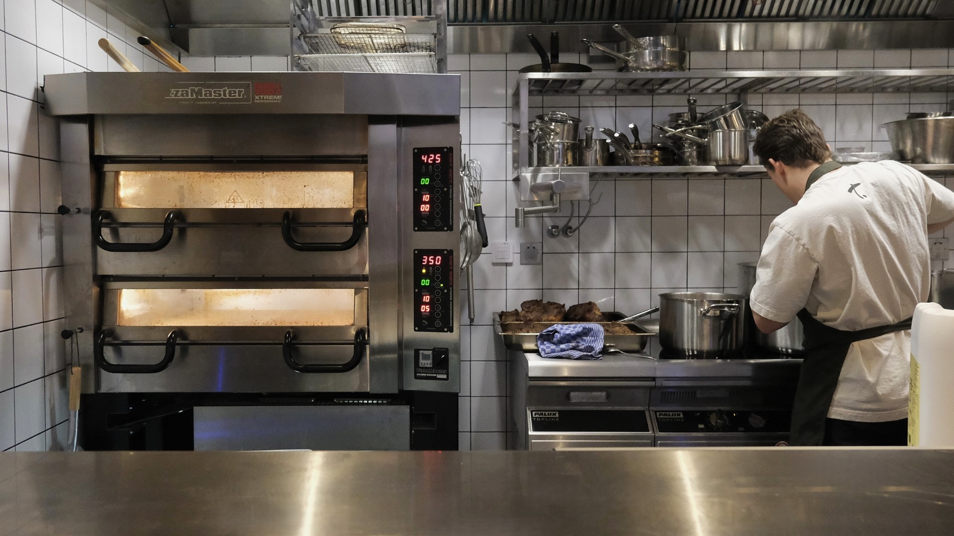 Öppet restaurangkök med pizzaugn hos Tosto