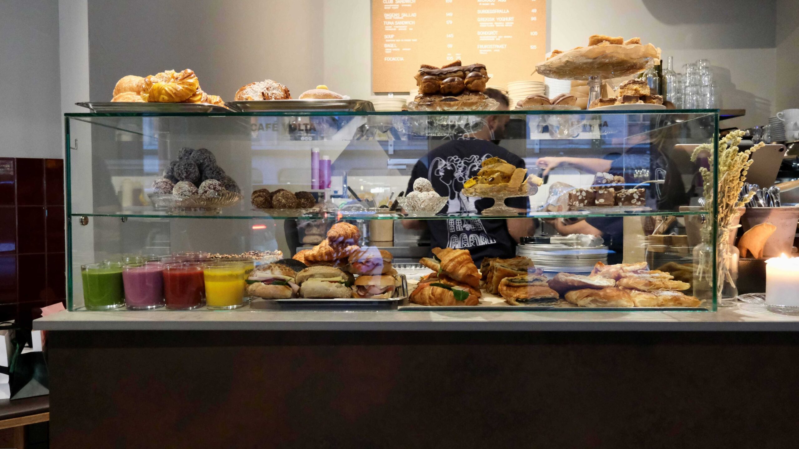 Café Vólta Regeringsgatan konditorimonter