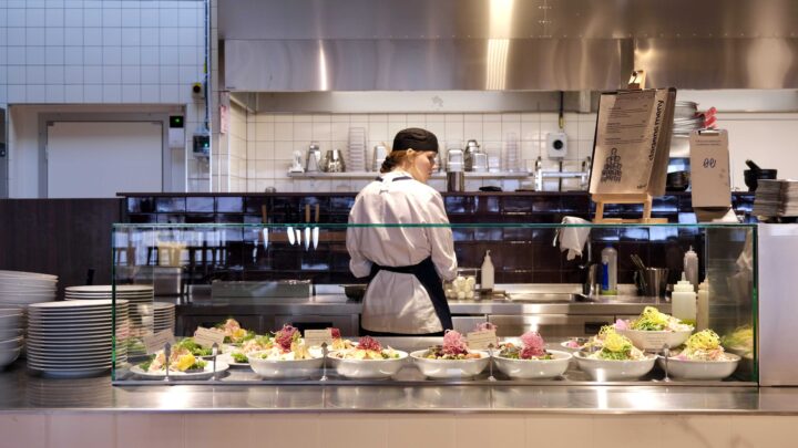 Kyldisplay med kyld toppskiva och glasklocka