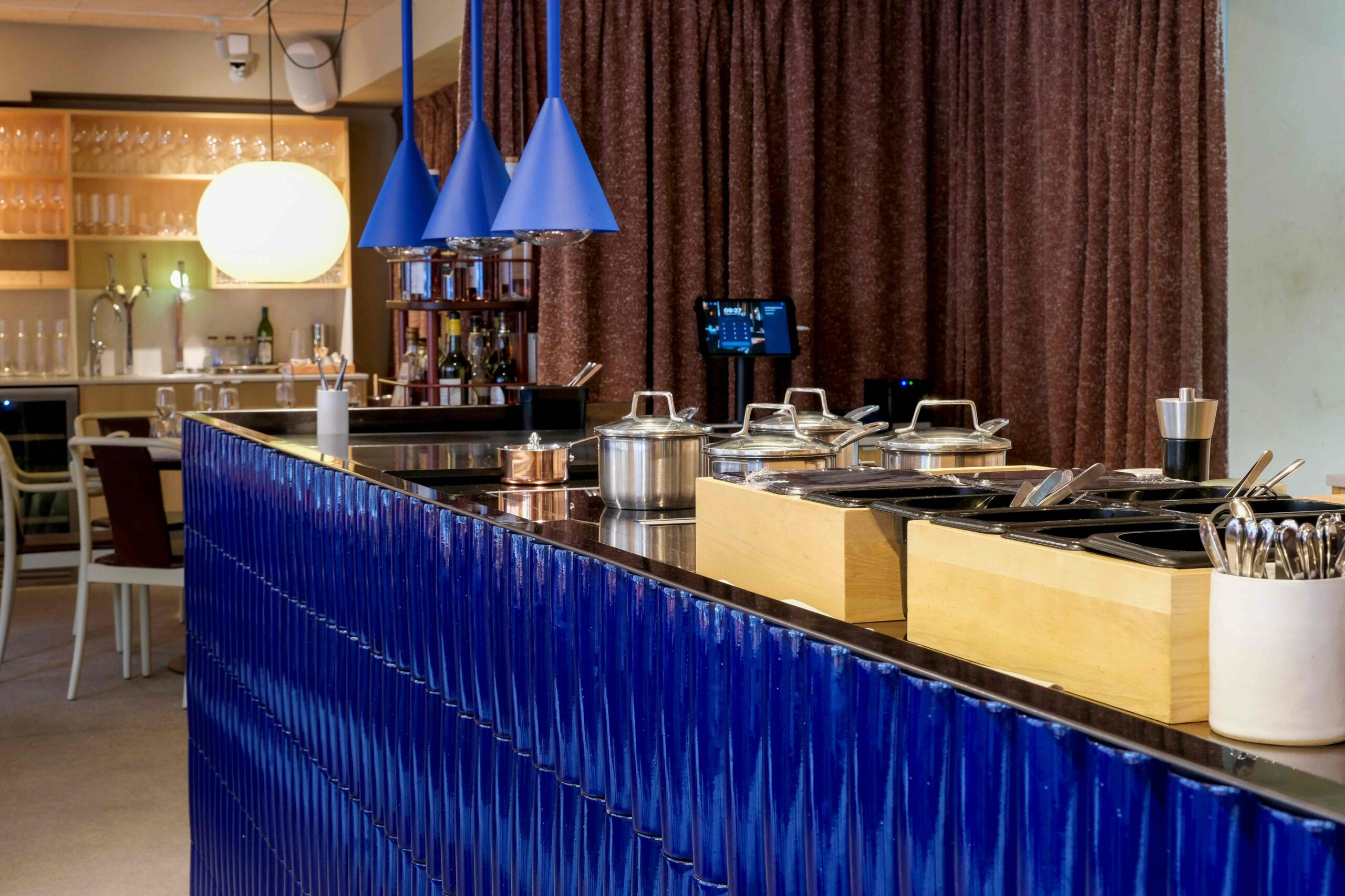 Matsal med öppet kök hos Human