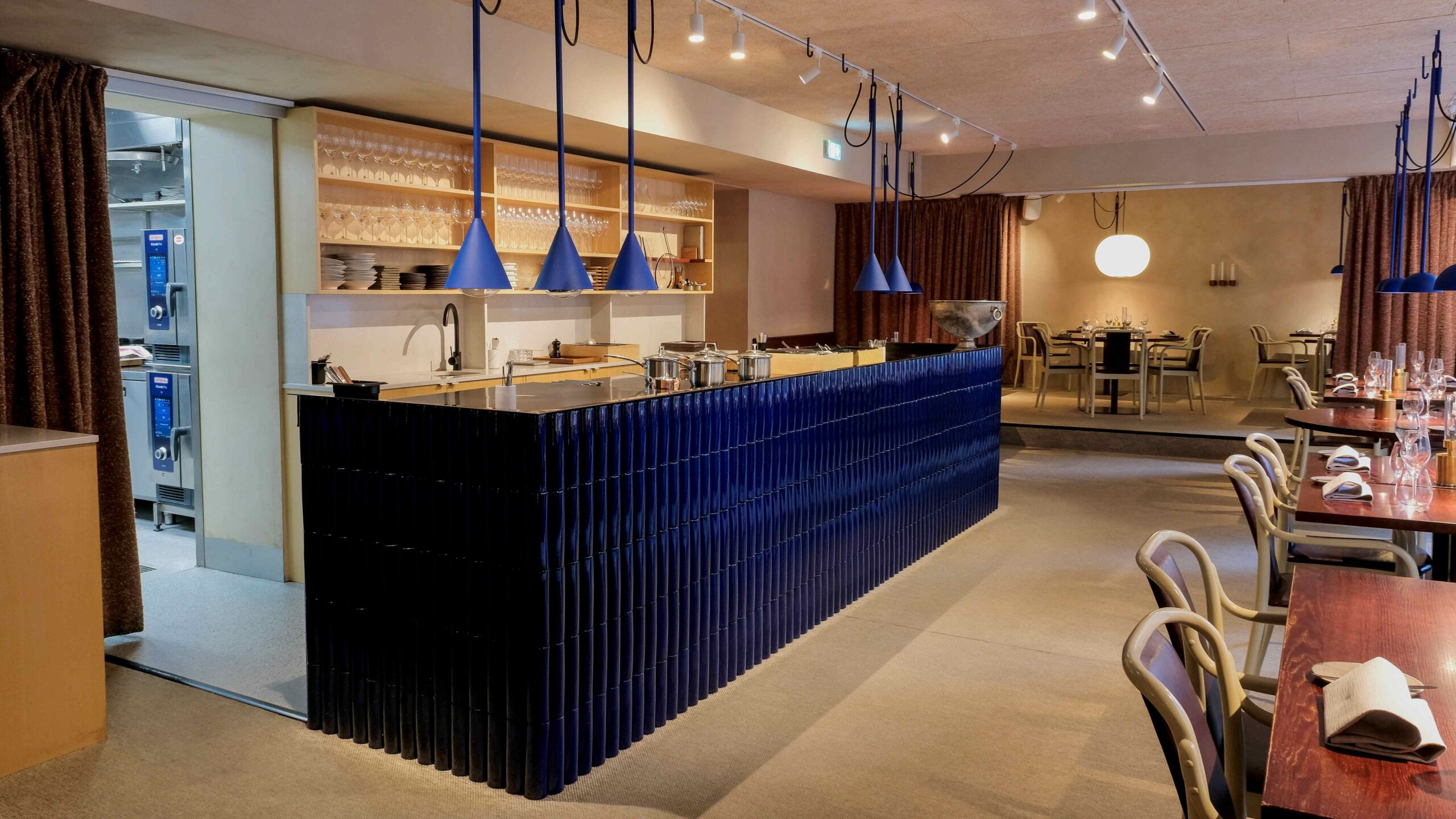 Matsal med öppet kök hos Human