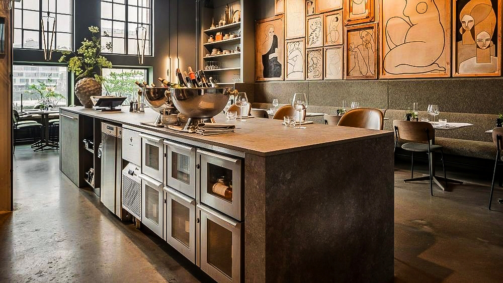 Bar inklädd med Dekton